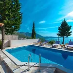 Tereza With Private Pool, Jacuzzi & Sea View Mlini