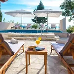 Tereza With Private Pool, Jacuzzi & Sea View Mlini