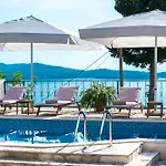 Tereza With Private Pool, Jacuzzi & Sea View Mlini