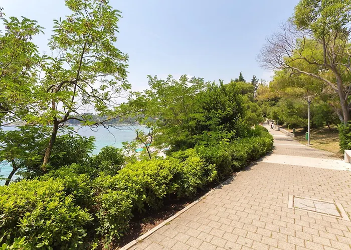 Tereza With Private Pool, Jacuzzi & Sea View Mlini