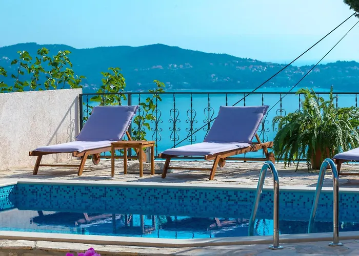 Tereza With Private Pool, Jacuzzi & Sea View Vila